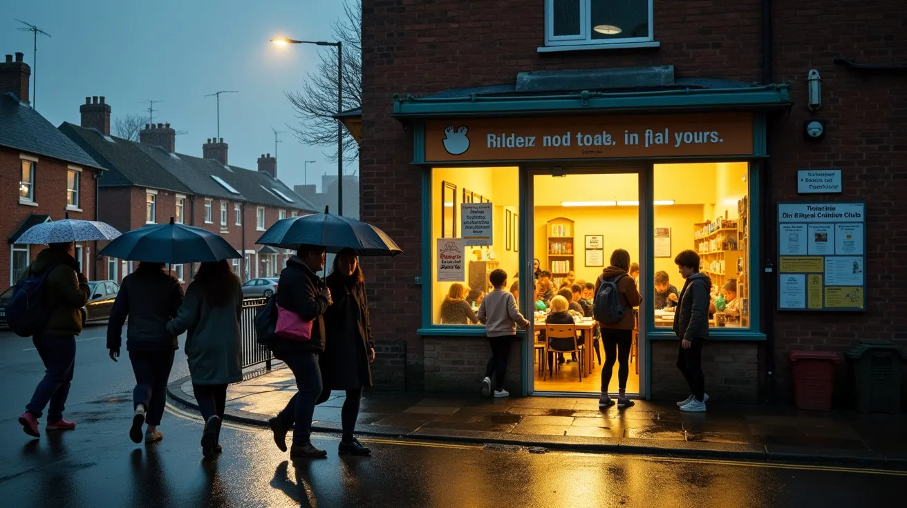 Pessoas com guarda-chuvas passam frente a uma loja iluminada numa rua escura e chuvosa à noite.